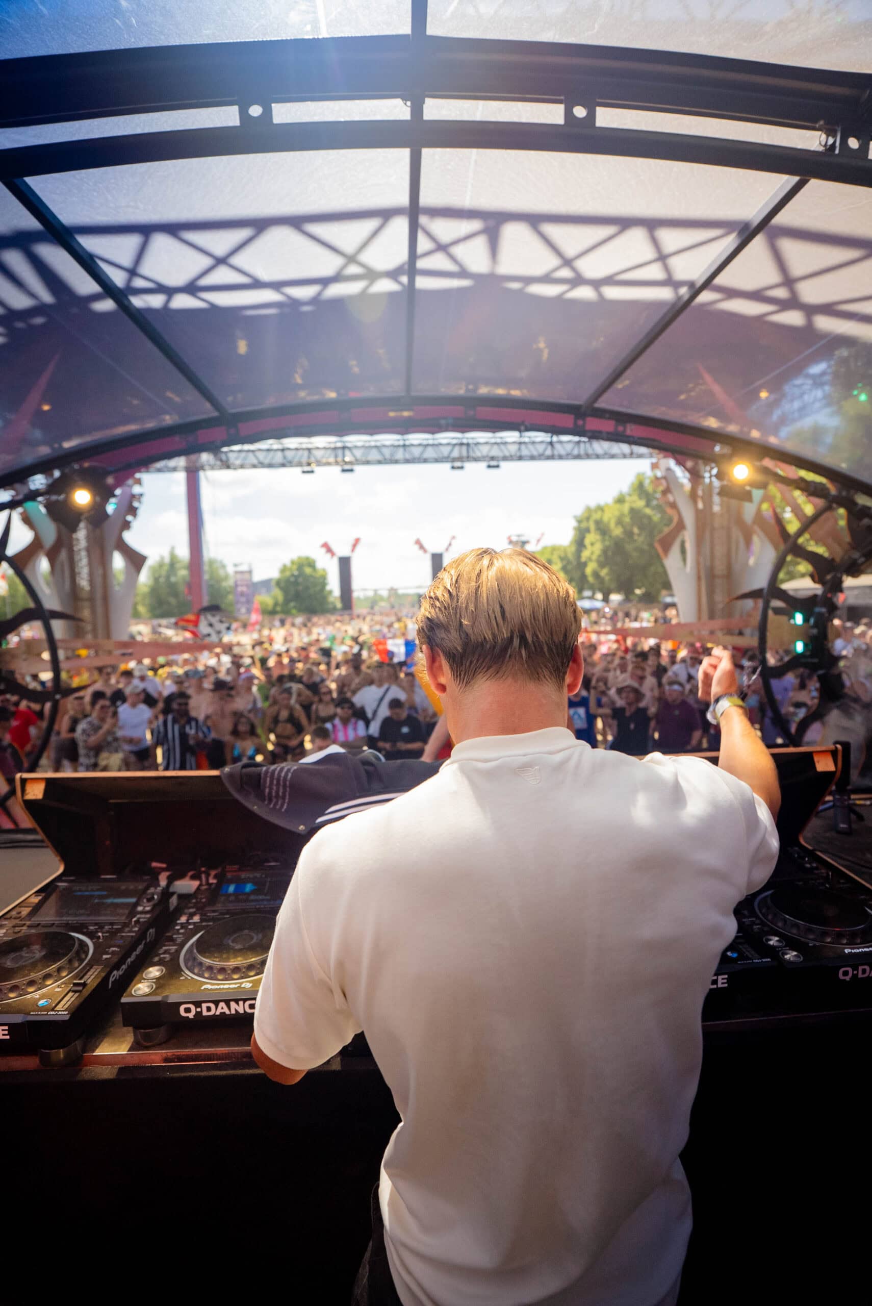 DÂVINØ behind the decks in front of the crowd
